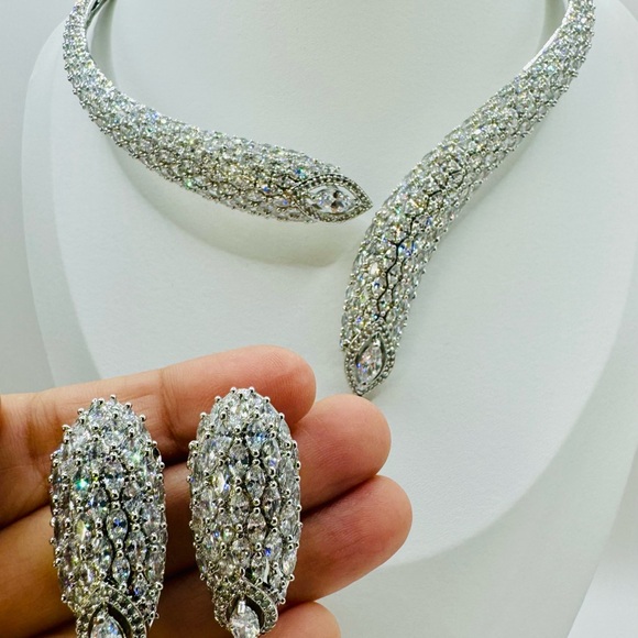 Trendy yet Light Weight Necklace - Picture 3 of 7